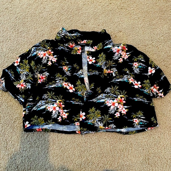 Forever 21 Tops - Hawaiian button down crop top